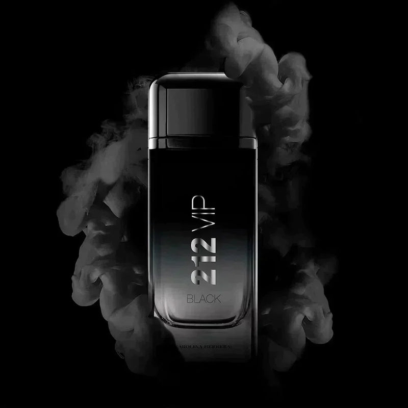 Frasco de perfume 212 VIP Black sobre fundo preto com fumaça, fragrância masculina elegante.