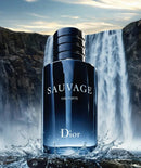 Frasco de perfume Sauvage Dior na água com cachoeira ao fundo