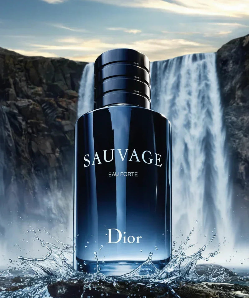 Frasco de perfume Sauvage Dior na água com cachoeira ao fundo