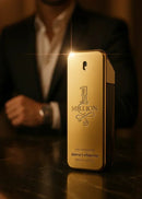 Perfume Paco Rabanne 1 Million dourado em destaque com homem elegante ao fundo