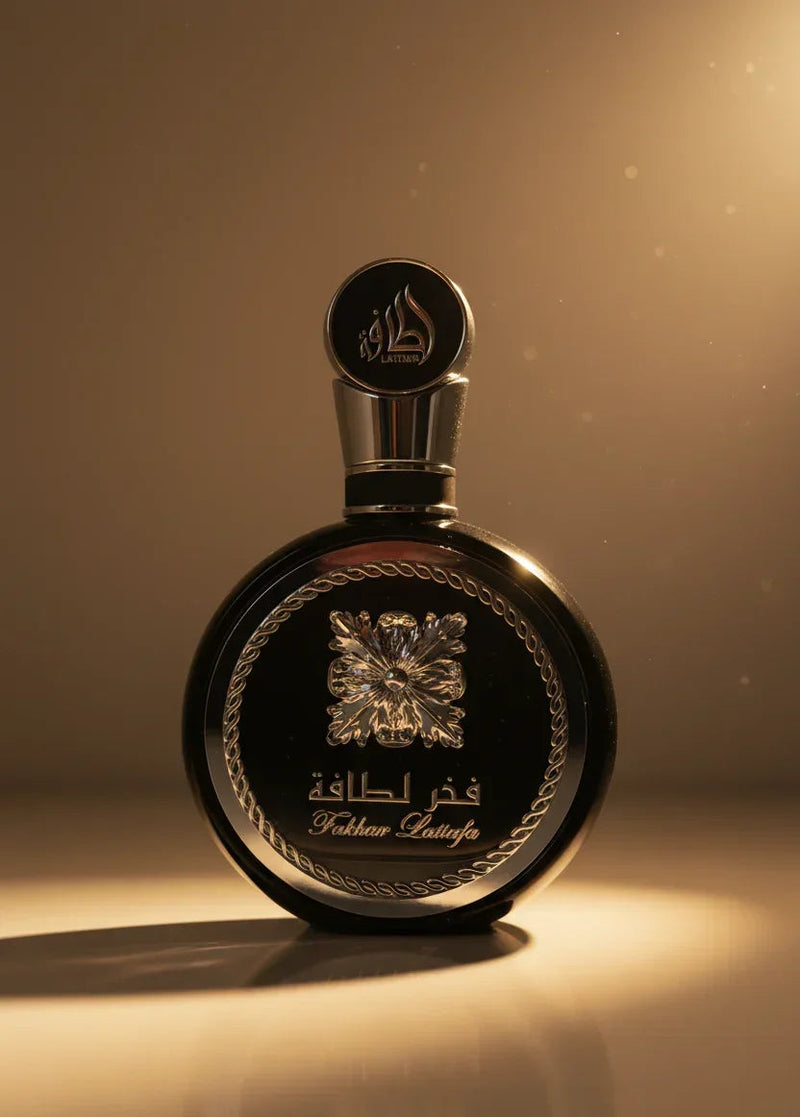 Frasco preto de perfume Fakhar Lattafa com detalhes dourados em fundo iluminado.