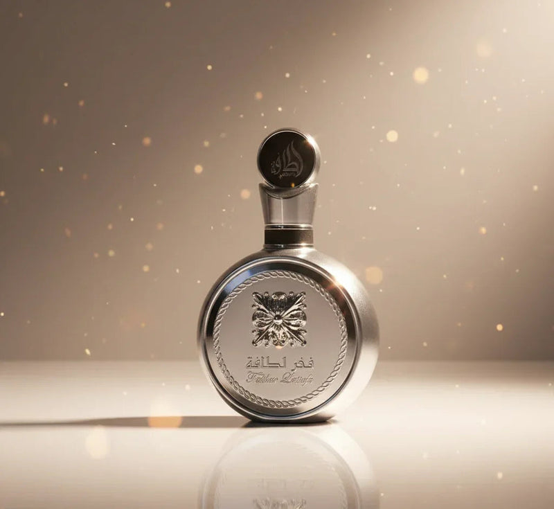 Frasco de perfume prateado elegante com detalhes em relevo sob luz suave