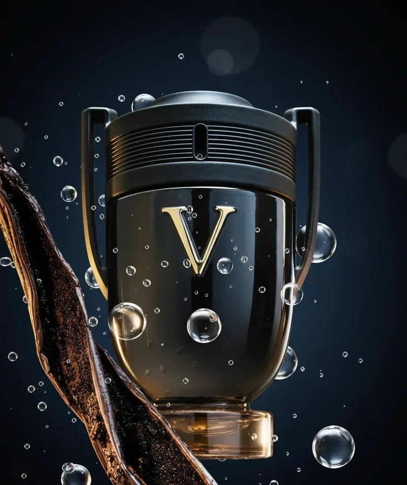 Frasco de perfume masculino preto com letra V dourada, bolhas e fava de baunilha ao fundo