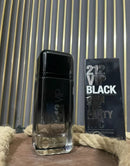 Perfume 212 VIP Black Carolina Herrera com caixa, sobre superfície de madeira e fundo listrado.
