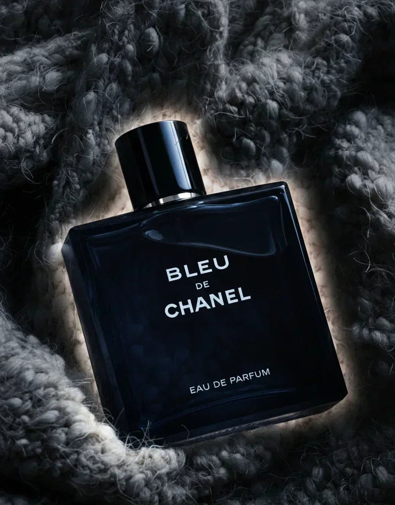 Frasco de perfume Bleu de Chanel Eau de Parfum em tecido cinza felpudo