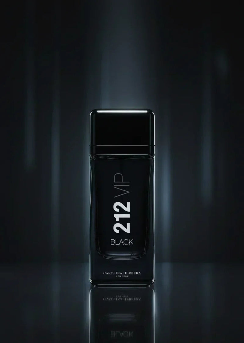 Frasco preto do perfume 212 VIP Black Carolina Herrera em fundo escuro elegante