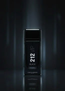 Frasco preto do perfume 212 VIP Black Carolina Herrera em fundo escuro elegante