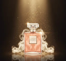 Frasco de perfume Coco Mademoiselle iluminado, cercado por fumaça e brilhos dourados