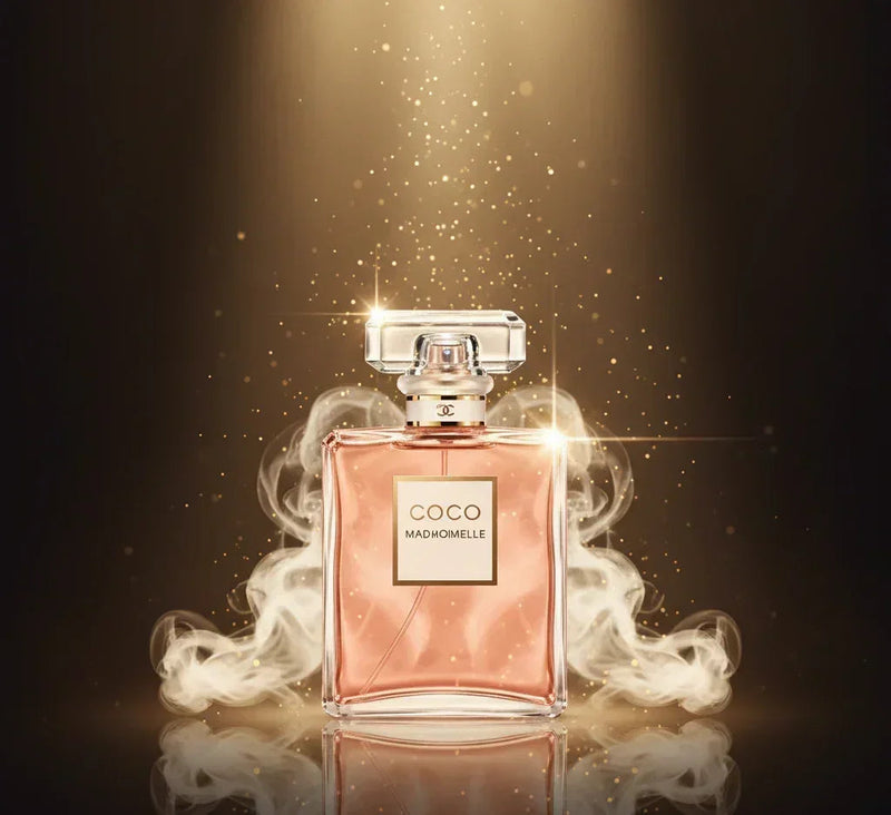 Frasco de perfume Coco Mademoiselle iluminado, cercado por fumaça e brilhos dourados
