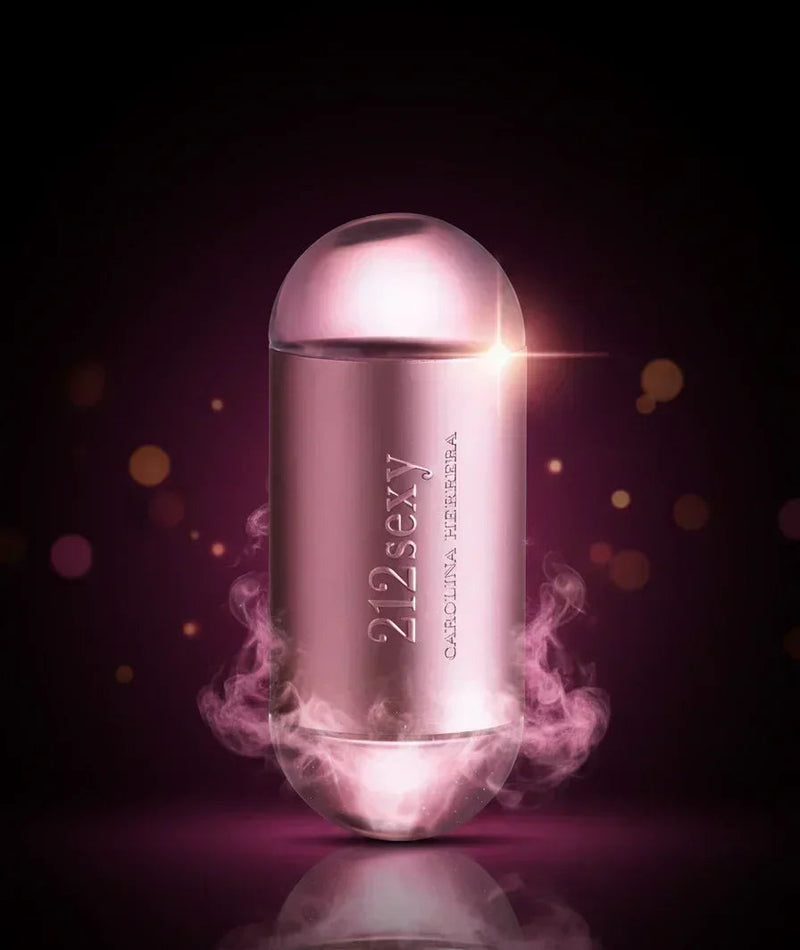 Perfume 212 Sexy Carolina Herrera rosa com fumaça, fundo escuro e brilho elegante