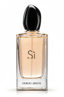 Frasco de perfume Giorgio Armani Sì transparente com líquido bege e tampa preta elegante.