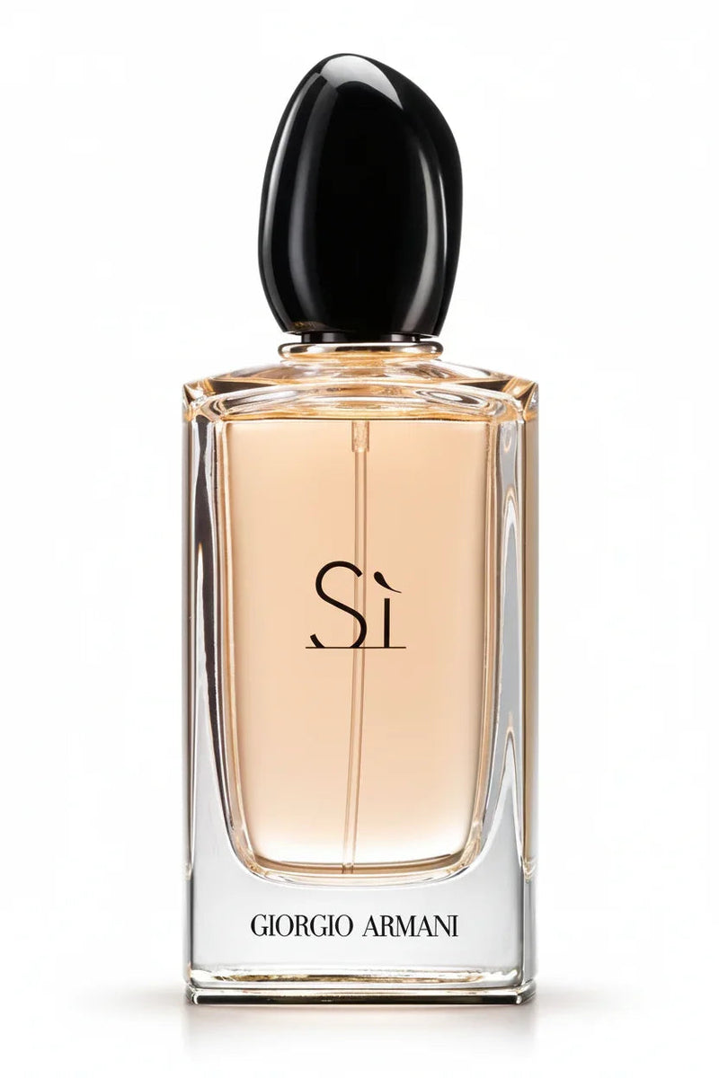 Frasco de perfume Giorgio Armani Sì transparente com líquido bege e tampa preta elegante.