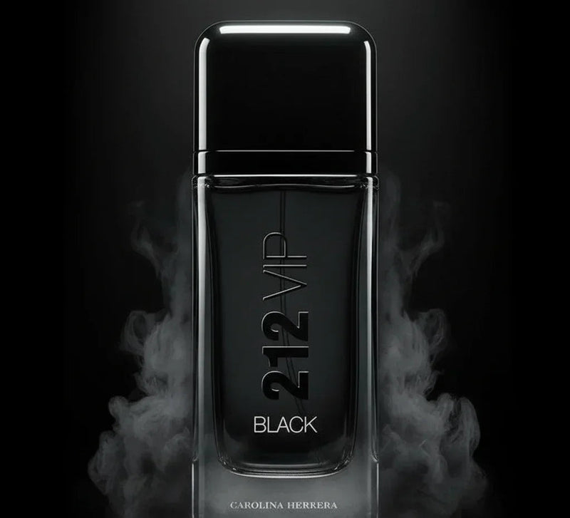 Frasco de perfume 212 VIP Black Carolina Herrera com fumaça e fundo escuro, luxo e elegância.
