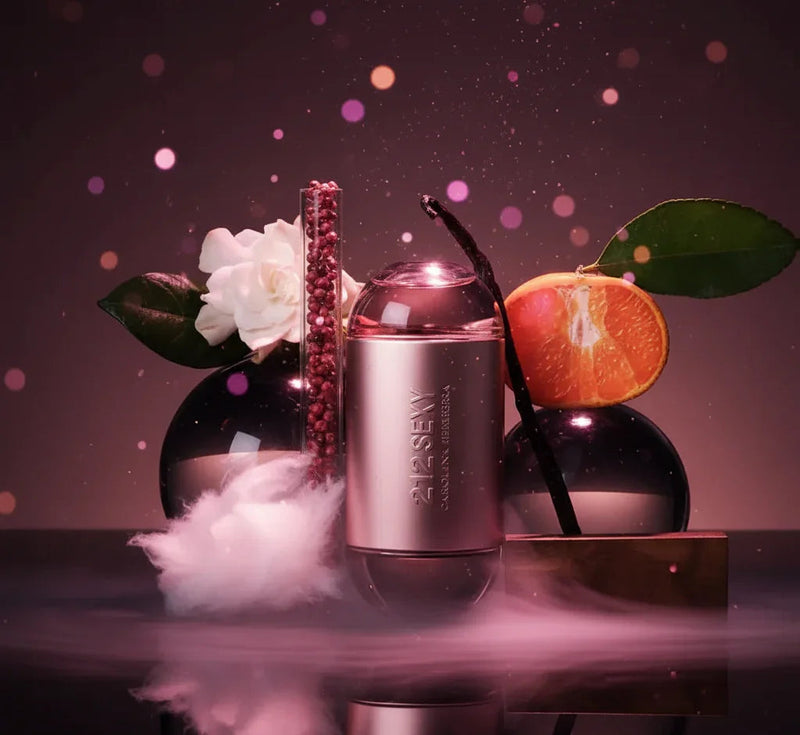 Perfume 212 Sexy Carolina Herrera com flores, tangerina, baunilha e pimenta rosa em fundo brilhante